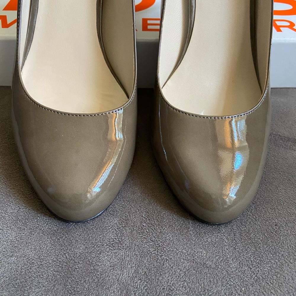 Michael Kors patent leather pump. Size 7 - Picture 3 of 10